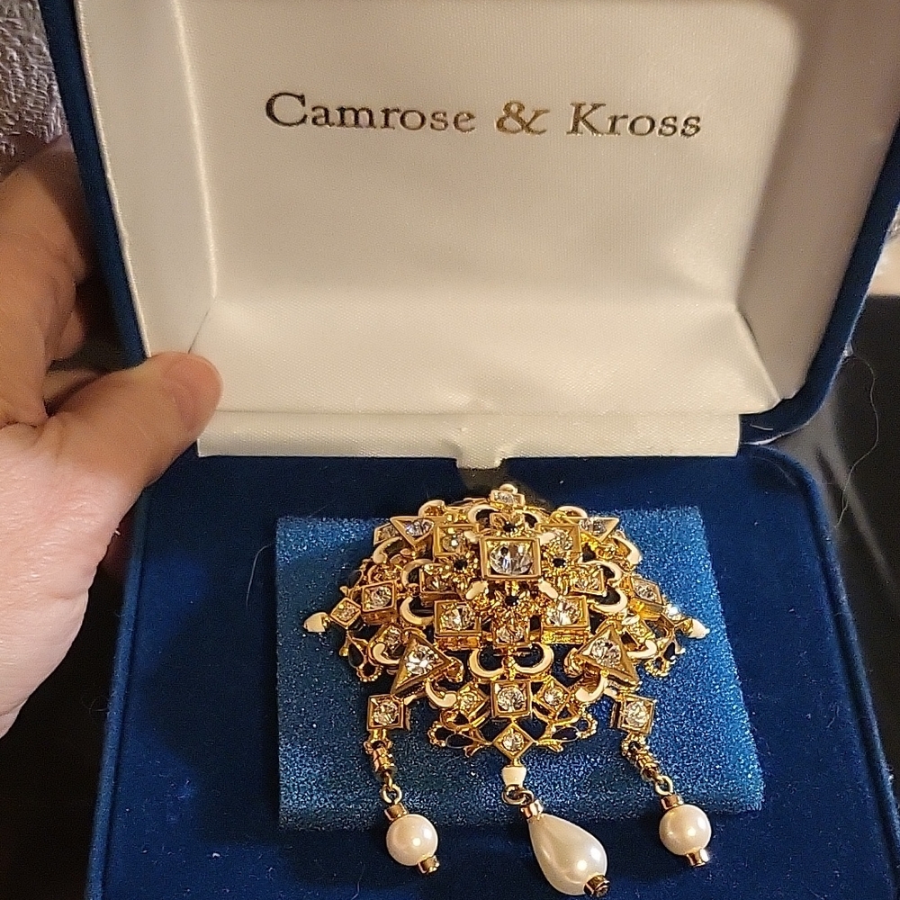JACKIE KENNEDY BY CAMROSE &CROSS Gold Brooch with Pearls NEVER WORN